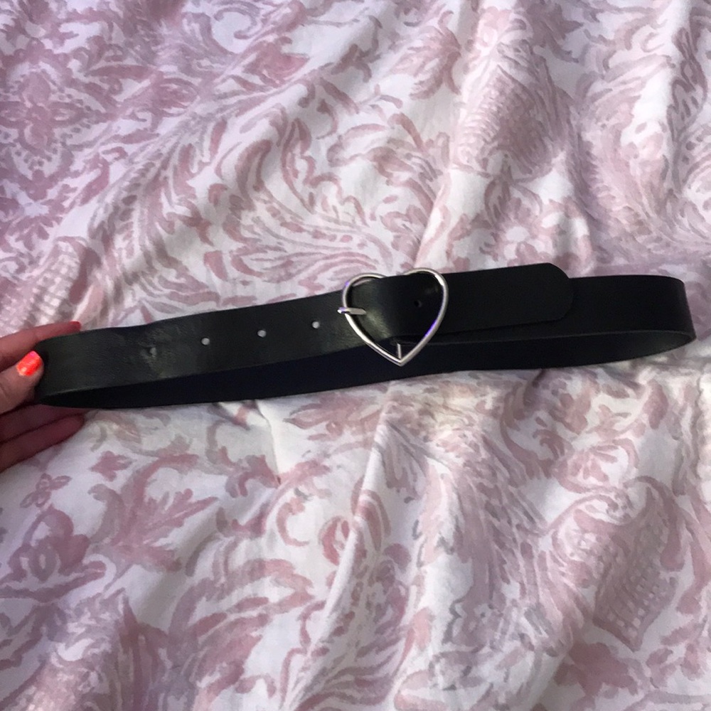 Brandy Melville silver heart belt